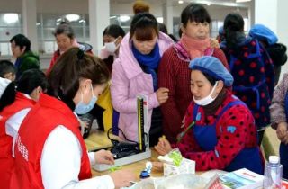 志愿服務(wù)進(jìn)萌恒  愛心義診送健康